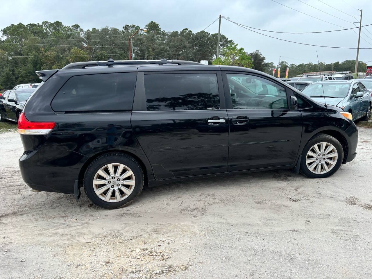 Used 2012 Toyota Sienna LE w/ Towing Pkg AWD/4WD image 4