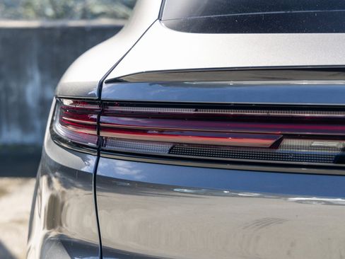 Certified 2025 Porsche Cayenne Coupe image 18