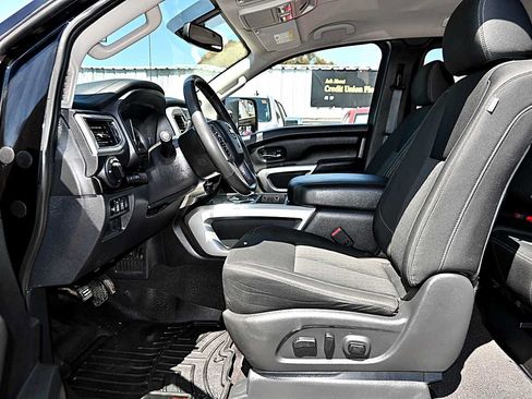 Used 2018 Nissan Titan SV w/ SV Convenience Package AWD/4WD image 14