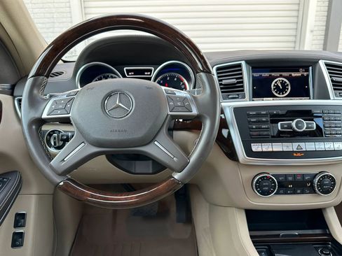 Used 2015 Mercedes-Benz GL 550 GL 550 4MATIC Sport Utility 4D image 32