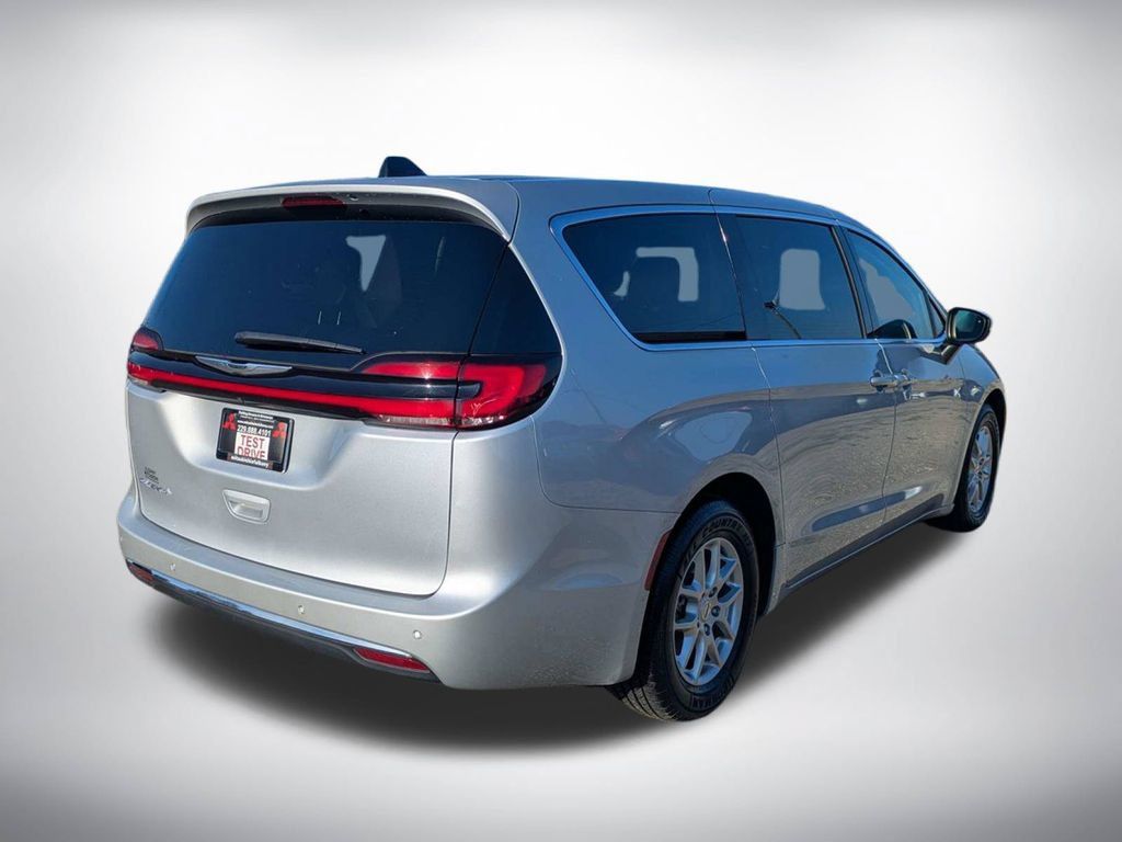 Used 2023 Chrysler Pacifica Touring-L FWD image 3