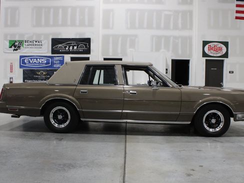 Used 1989 Lincoln Town Car RWD image 25