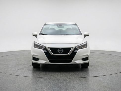 Used 2025 Nissan Versa SV image 2