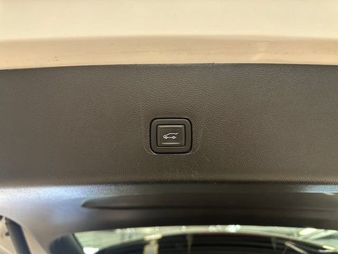 Used 2023 Chevrolet Traverse LT w/ LT Premium Package AWD/4WD image 29