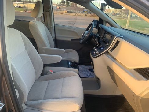 Used 2020 Toyota Sienna LE image 29