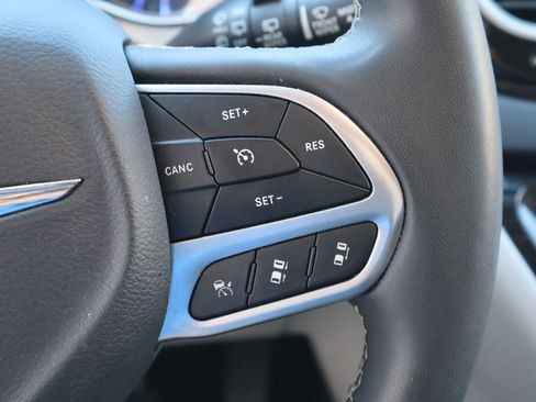 Used 2023 Chrysler Pacifica Touring-L FWD image 14
