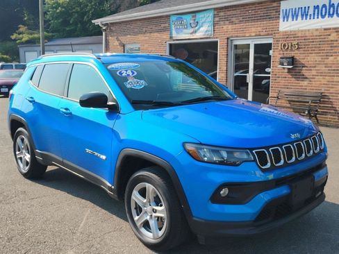 Used 2024 Jeep Compass Latitude w/ Altitude Special Edition AWD/4WD image 3