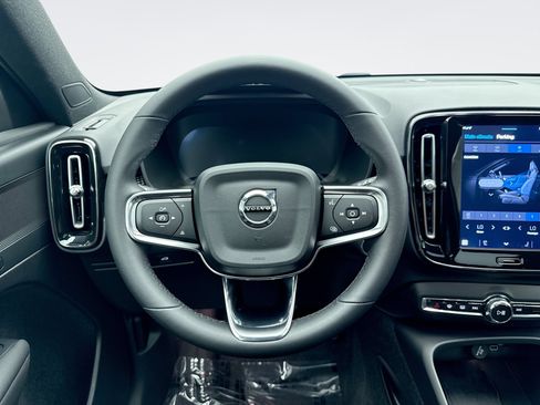 Used 2025 Volvo XC40 B5 Plus AWD/4WD image 12