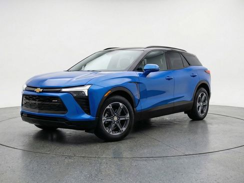 Used 2025 Chevrolet Blazer LT image 3
