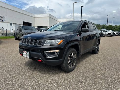 Used 2018 Jeep Compass Trailhawk w/ Leather Interior Group AWD/4WD image 3