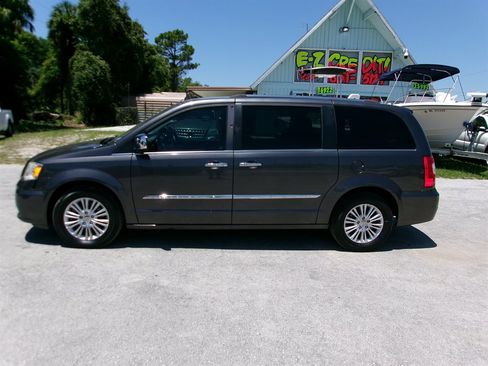 Used 2015 Chrysler Town & Country Limited FWD image 1