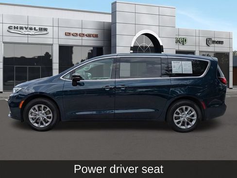 Used 2024 Chrysler Pacifica Touring-L AWD/4WD image 7