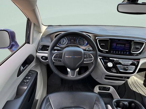 Used 2017 Chrysler Pacifica Touring-L FWD image 7