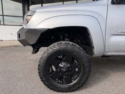 Used 2013 Toyota Tacoma 4x4 Access Cab V6 w/ SR5 Pkg image 8
