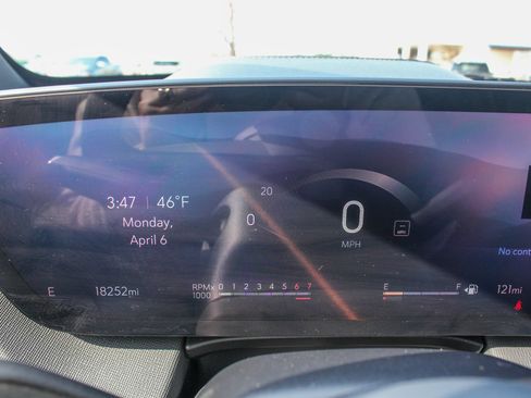 Used 2025 Buick Enclave Preferred AWD/4WD image 2