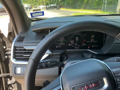 Used 2026 GMC Acadia Elevation w/ Elevation Premium Package FWD image 7