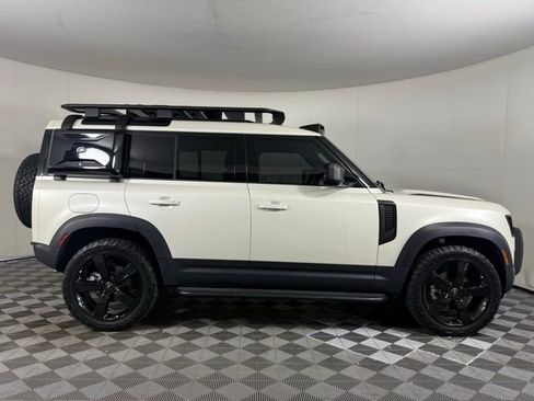 New 2024 Land Rover Defender 110 S image 9