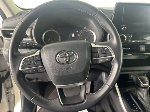 Used 2024 Toyota Highlander LE AWD/4WD image 14