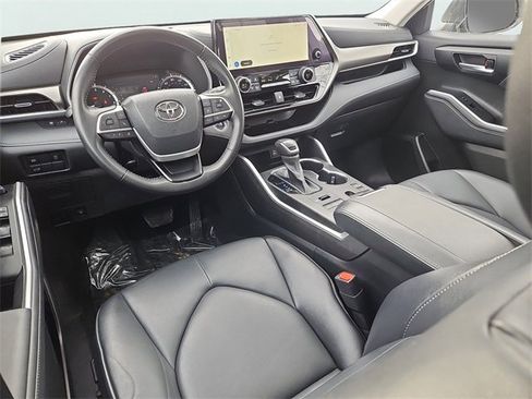Used 2023 Toyota Highlander XLE image 11