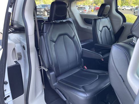 Used 2024 Chrysler Pacifica Touring-L image 35