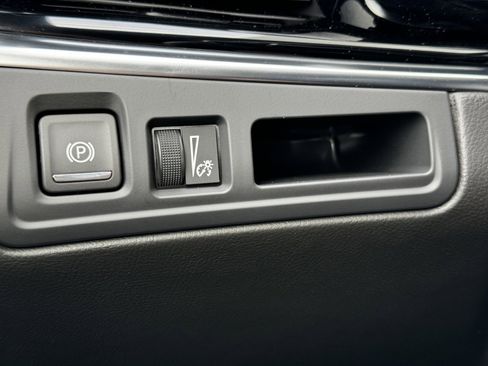 New 2025 Cadillac XT6 Luxury image 30