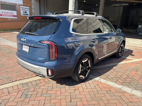 Certified 2023 Kia Telluride EX w/ EX Captain's Chair Package FWD image 3