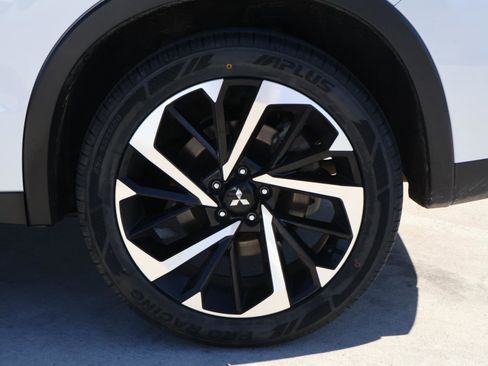 Used 2024 Mitsubishi Outlander SE image 8