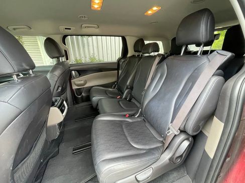 Used 2025 Kia Carnival FWD image 25