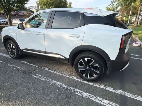 Used 2025 Nissan Kicks SV AWD/4WD image 9