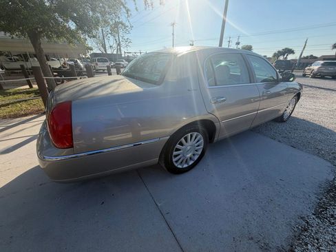Used 2003 Lincoln Town Car Signature RWD image 6