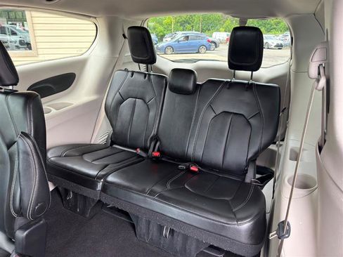 Used 2024 Chrysler Pacifica Touring-L FWD image 22