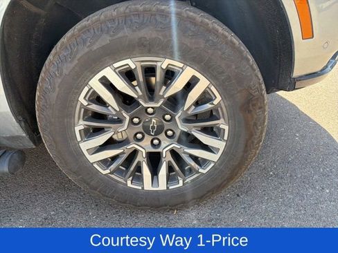 Used 2025 Chevrolet Suburban Z71 AWD/4WD image 8