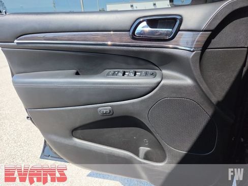 Used 2019 Jeep Grand Cherokee Overland AWD/4WD image 18