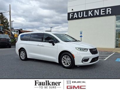 Used 2025 Chrysler Pacifica Select