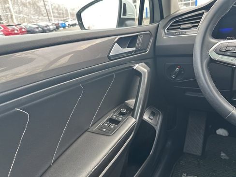 Used 2022 Volkswagen Tiguan SE image 9