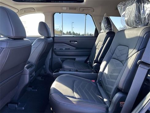New 2025 Nissan Pathfinder Platinum image 13