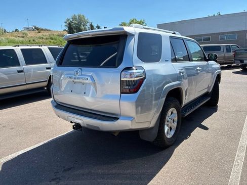 Used 2017 Toyota 4Runner SR5 AWD/4WD image 4
