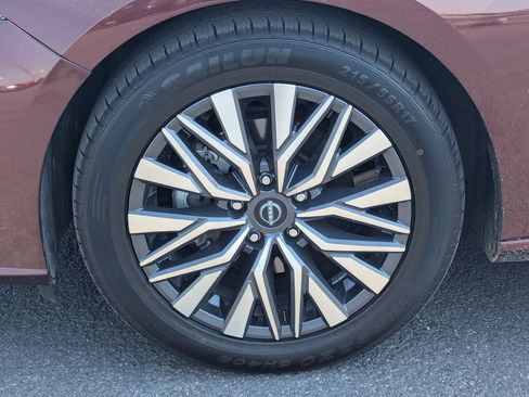 Used 2025 Nissan Altima 2.5 SV FWD image 13