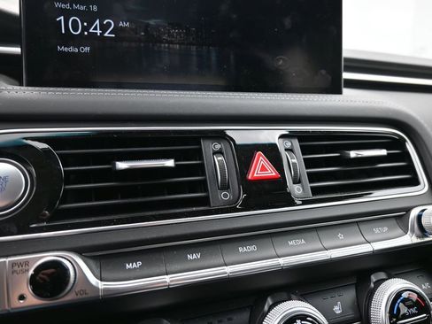 Used 2023 Genesis G70 2.0T image 36