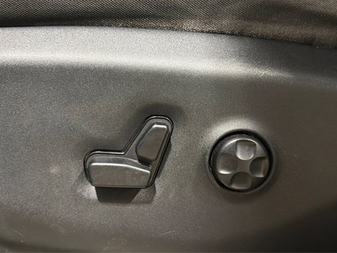 Used 2017 Chrysler Pacifica LX w/ Tire & Wheel Group FWD image 18