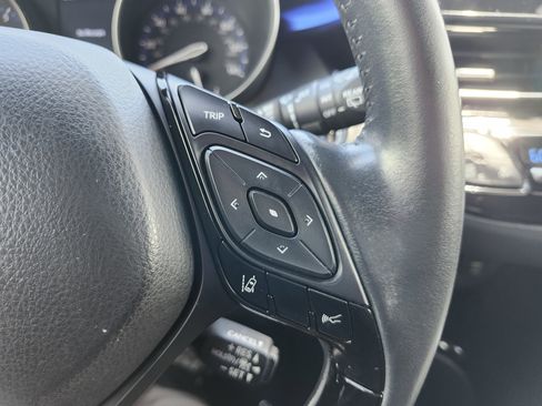 Used 2021 Toyota C-HR XLE FWD image 32