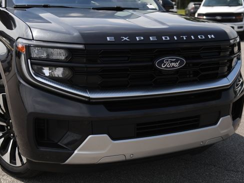 Used 2025 Ford Expedition Max Platinum w/ Driver's Package AWD/4WD image 4