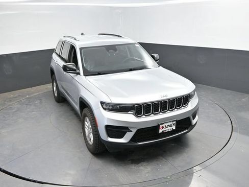 Used 2024 Jeep Grand Cherokee Laredo AWD/4WD image 40