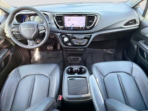 Used 2024 Chrysler Pacifica Limited image 16