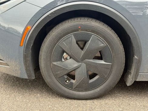 Used 2025 Toyota Prius LE image 9