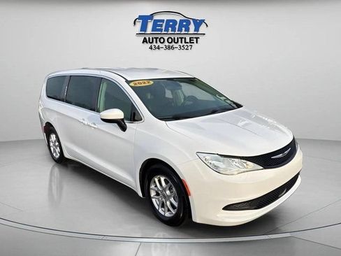 Used 2022 Chrysler Voyager LX FWD image 2