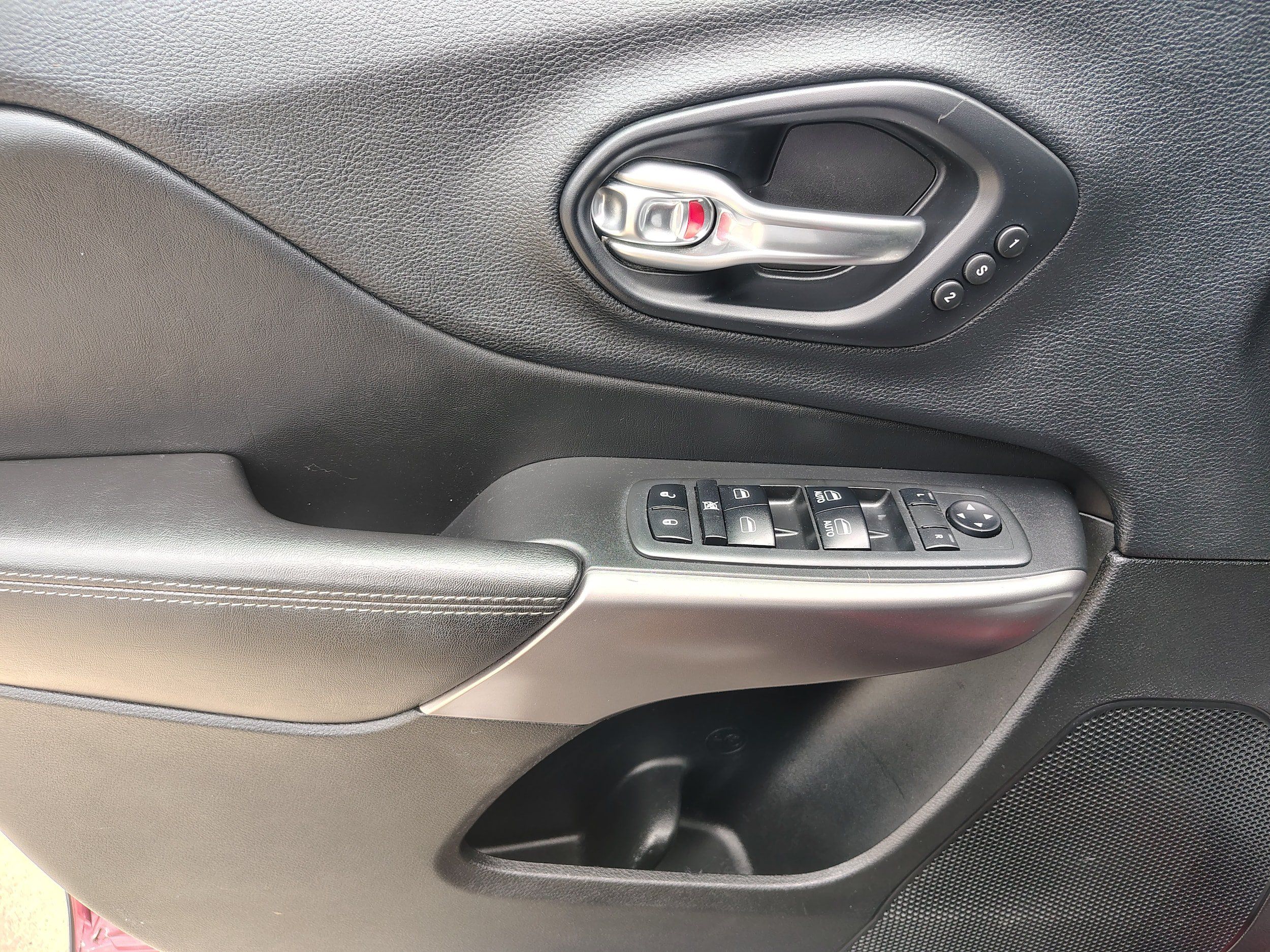Used 2019 Jeep Cherokee Limited AWD/4WD image 21