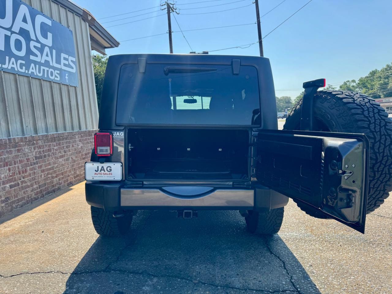 Used 2017 Jeep Wrangler Unlimited Sahara AWD/4WD image 9