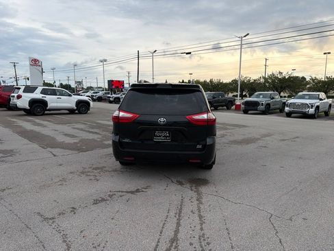 Used 2019 Toyota Sienna XLE w/ XLE Navigation Package AWD/4WD image 4