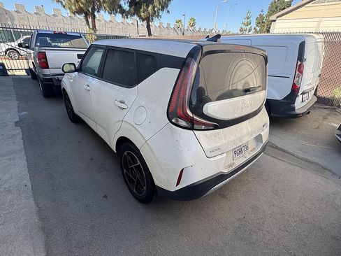 Used 2023 Kia Soul EX FWD image 3